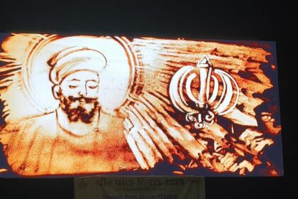 A heartfelt tribute was paid to the supreme sacrifice of the Sahibzadas through a sand art show; the 40-minute performance captivated the audience.