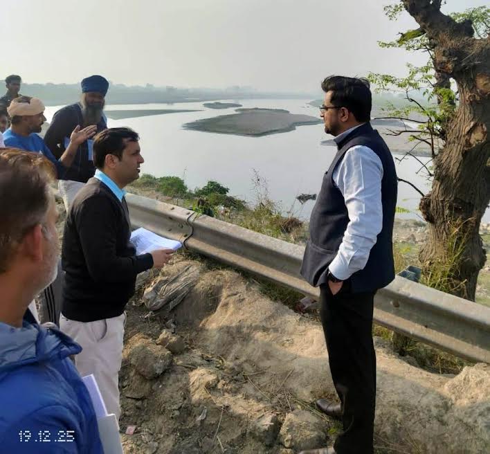 The Deputy Commissioner conducted a surprise inspection of the Ranney wells and bridges built along the Yamuna river.