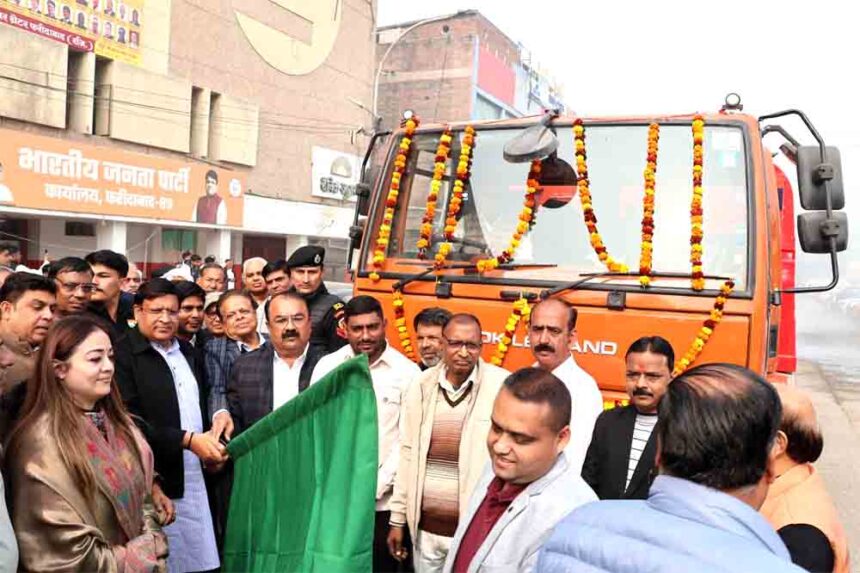 Cabinet Minister Vipul Goel flagged off vehicles equipped with anti-smog gun machines.