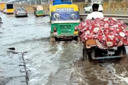 The service road of the Delhi-Mathura highway is submerged in sewage water, and the administration remains silent.