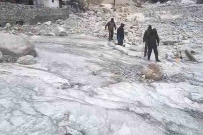 The temperature in Gangotri, Uttarakhand, is -22°C, and the rivers and waterfalls have frozen.