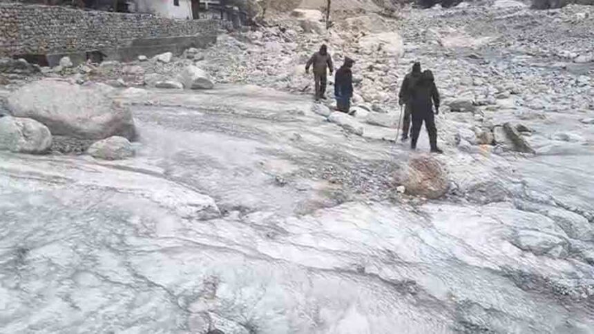 The temperature in Gangotri, Uttarakhand, is -22°C, and the rivers and waterfalls have frozen.