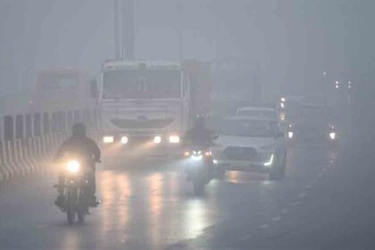 In Uttar Pradesh, 40 vehicles collided in the fog, killing 7 people; the temperature in Srinagar dropped to -4°C.