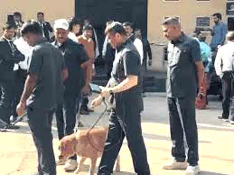 Threats received to bomb 7 courts in Gujarat and Karnataka.