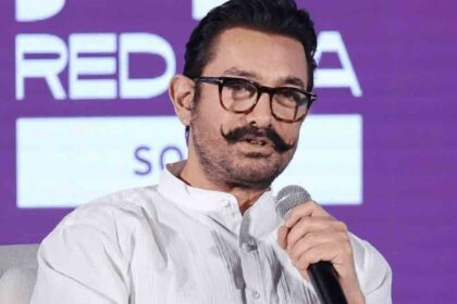 When asked about speaking Hindi, Aamir said, "This is Maharashtra."