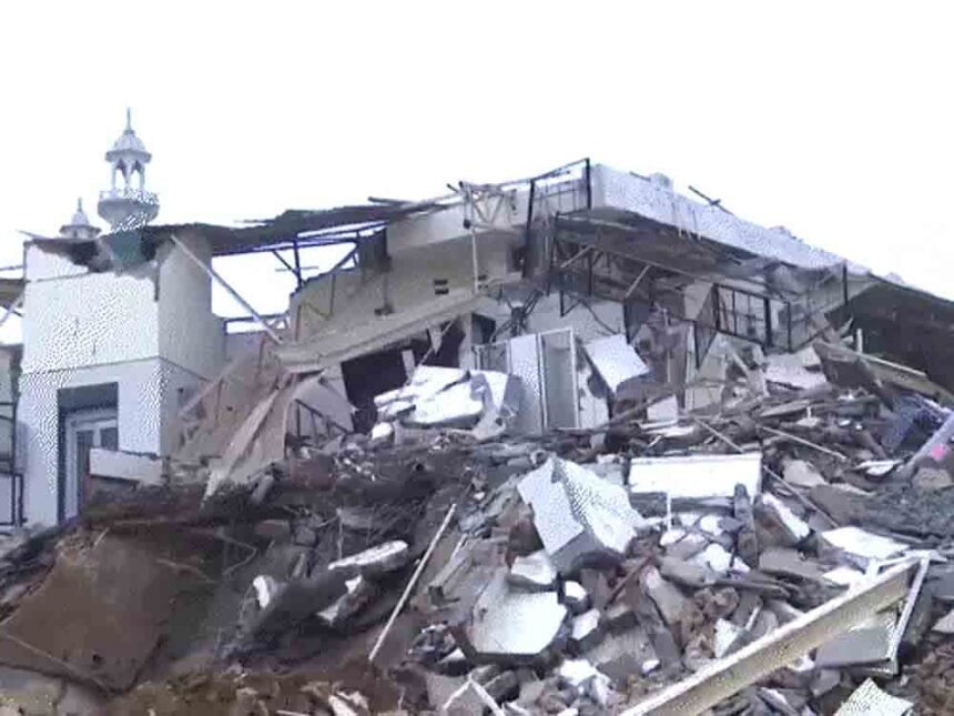 Police and MCD team attacked with stones in Delhi at midnight.