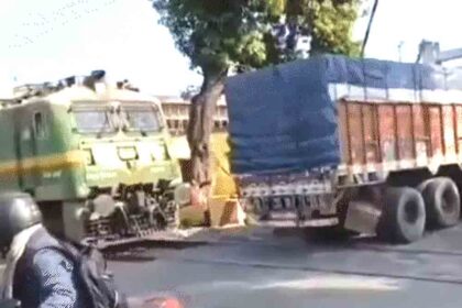 A train and a truck collided in Deoghar, Jharkhand; the rear part of the truck was damaged.