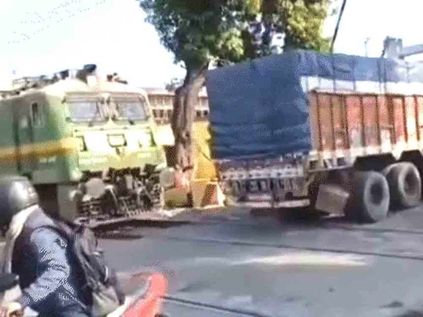 A train and a truck collided in Deoghar, Jharkhand; the rear part of the truck was damaged.