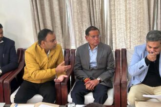 Minister Rajesh Nagar holds discussions with the Municipal Commissioner regarding development in Tigaon assembly constituency.