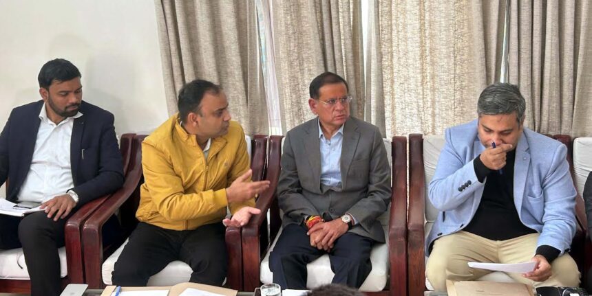 Minister Rajesh Nagar holds discussions with the Municipal Commissioner regarding development in Tigaon assembly constituency.