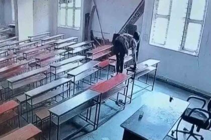 A college student committed suicide in a classroom in Gujarat: He first climbed onto the first bench and tied a scarf to the fan.