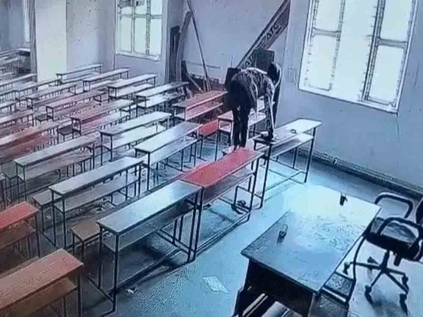 A college student committed suicide in a classroom in Gujarat: He first climbed onto the first bench and tied a scarf to the fan.