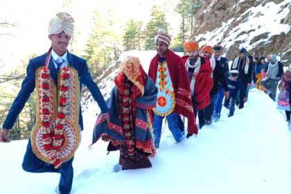 In Himachal, the bride and groom walked 7 km in 4 feet of snow; heavy rain in MP-UP