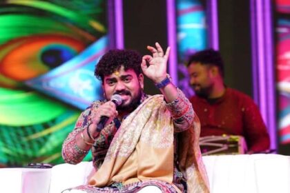 Tourists danced to the hymns of Hemant Brijwasi at the cultural evening at Surajkund Fair.
