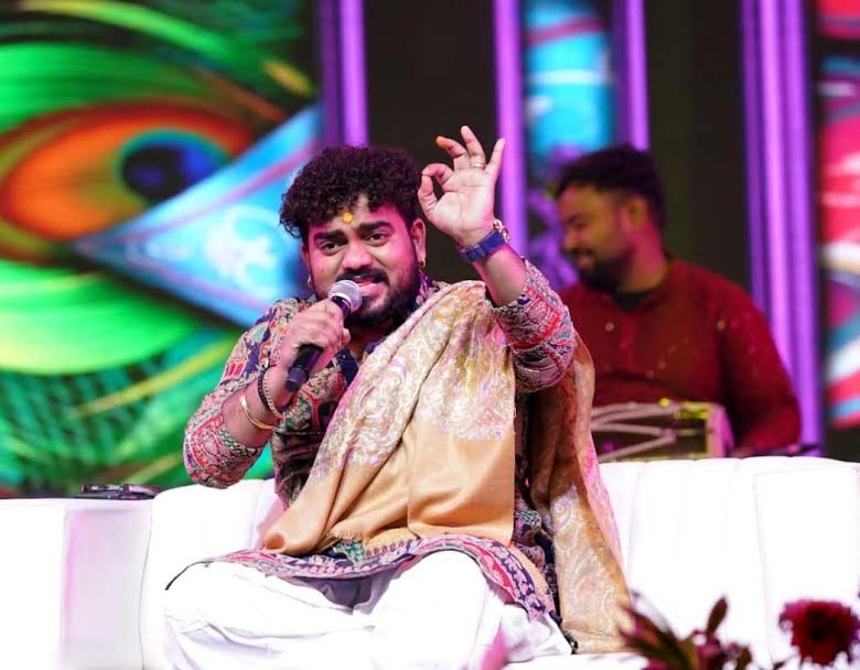 Tourists danced to the hymns of Hemant Brijwasi at the cultural evening at Surajkund Fair.