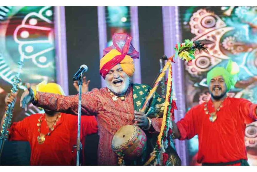 Folk singer Mahavir Guddu gave a glimpse of Haryanvi culture through his songs in the cultural evening, tourists were enthralled.