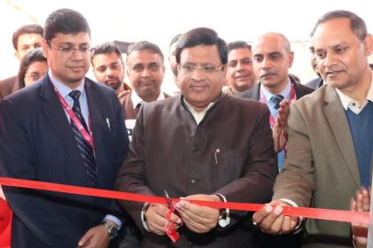 Cabinet Minister Vipul Goyal inaugurated the new branch of Axis Bank in Sector-2.