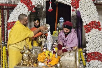 Mahashivratri was celebrated at Siddhadata Ashram, where Lord Shiva was anointed amidst chanting of mantras.