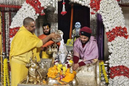 Mahashivratri was celebrated at Siddhadata Ashram, where Lord Shiva was anointed amidst chanting of mantras.