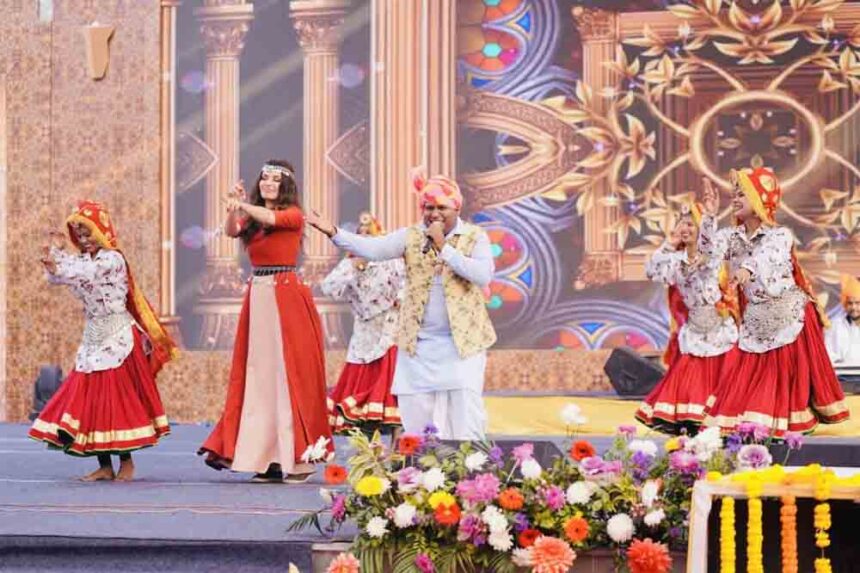 Our deputy government has given wings to tourism, if you haven't seen the Surajkund fair then what have you seen, the audience danced to the songs