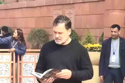 Rahul showed Naravane's book, said - I will give it to the PM: Called the Union Minister a traitor