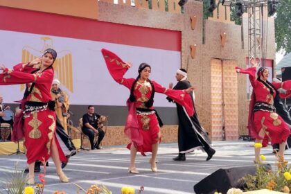 The charm of foreign artists along with Indian artists continues at the main Chaupal.