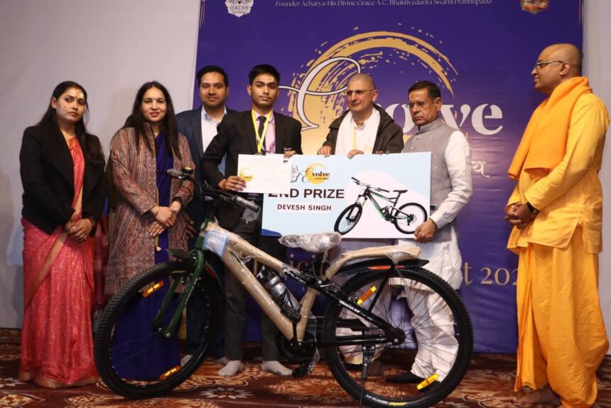 Student of Vidyasagar International School secured second position in 'Evolve - Bright Future' competition organized by ISKCON. State Minister Shri Rajesh Nagar honored the children.