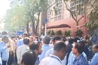 Earthquake of 5.4 magnitude hits several districts of Bengal including Kolkata; strong tremors felt