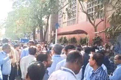 Earthquake of 5.4 magnitude hits several districts of Bengal including Kolkata; strong tremors felt