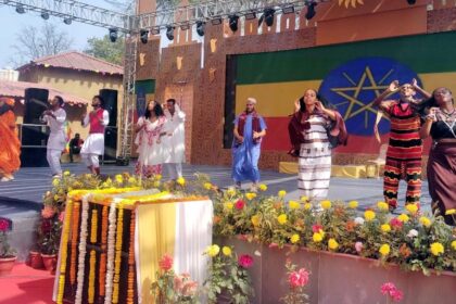 Indian and foreign artists spread the colors of culture at the main Chaupal of Surajkund Fair.