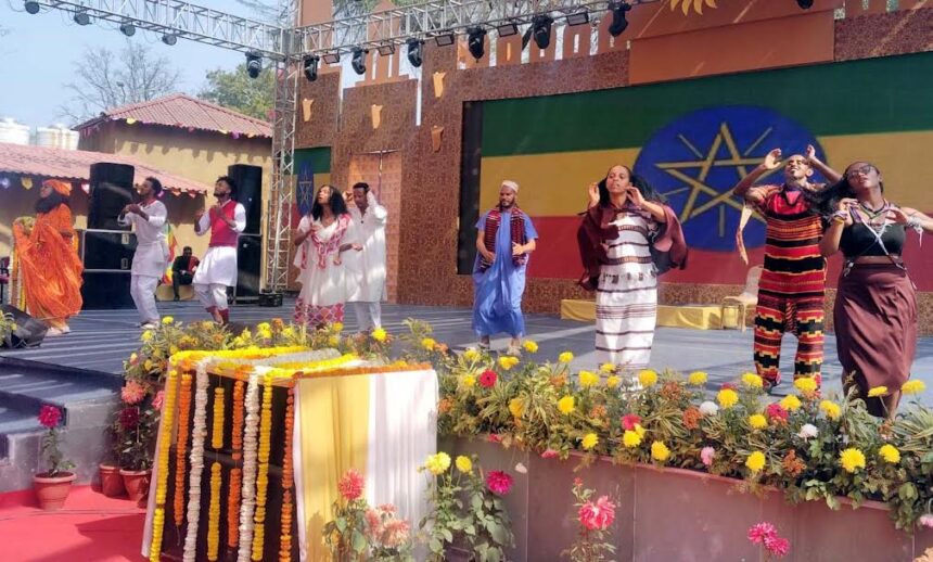 Indian and foreign artists spread the colors of culture at the main Chaupal of Surajkund Fair.