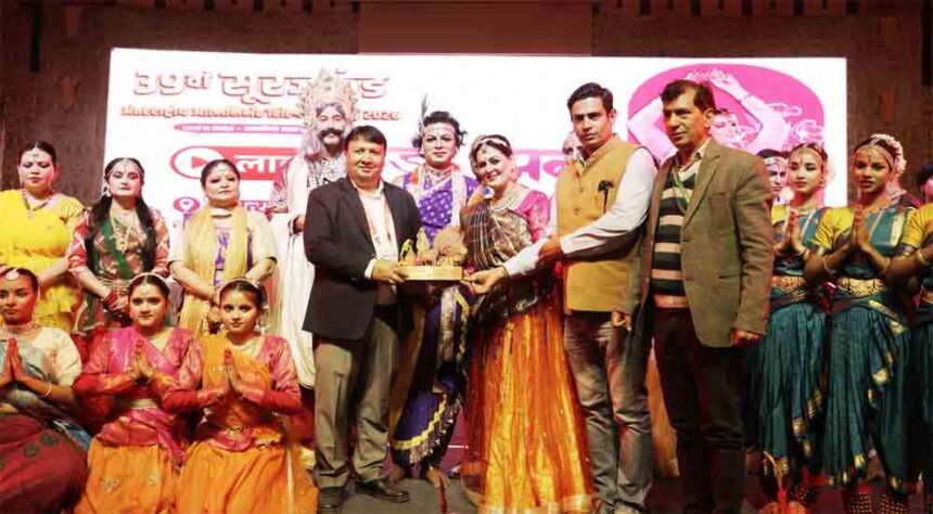 At the 39th Surajkund International Self-Reliant Crafts Festival, folk artists introduced the audience to Rajasthan's singing, dancing and traditional folk art.