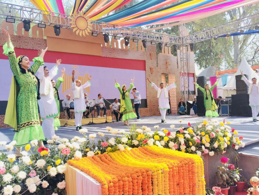 Artists dazzled at the Ek Bharat Shreshtha Bharat fashion show at the Surajkund Fair.