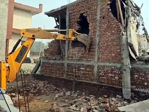 DTP bulldozers demolished five houses and eight shops