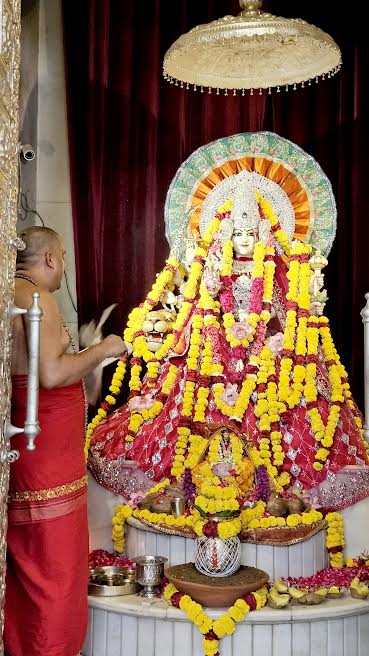 Shri Siddhadata Ashram was immersed in the devotion of Mother Kushmanda.