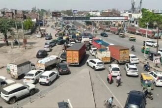 One side of Bata Bridge closed, people were seen struggling with traffic jam.