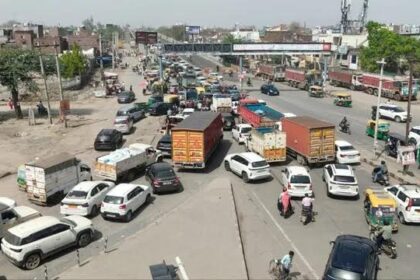 One side of Bata Bridge closed, people were seen struggling with traffic jam.
