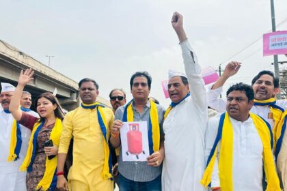 Aam Aadmi Party protested against the black marketing of LPG cylinders.