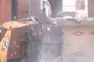 Murder in a coloured balloon dispute, bulldozer action at the homes of the accused: Mob burns goods