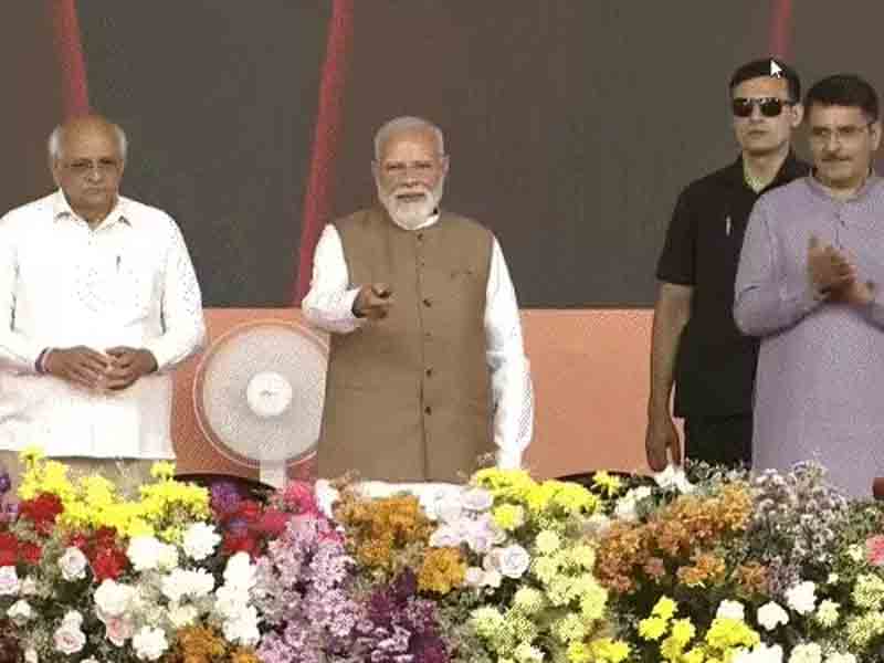 Modi in Gujarat: Congress spreading rumours: A conspiracy to disrupt the system by gathering crowds at petrol pumps