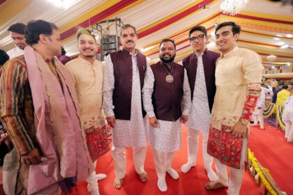 Devotees danced to the hymns of Shyam devotee Kanhaiya Mittal.