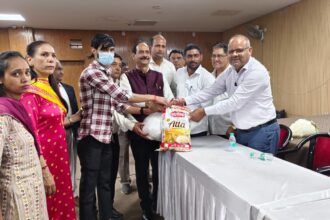 Special nutrition was distributed to economically weak tuberculosis patients on the occasion of Holi.