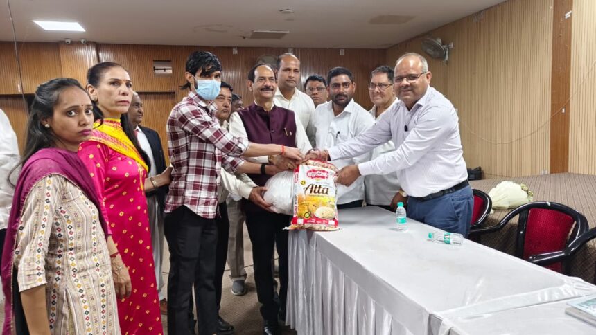 Special nutrition was distributed to economically weak tuberculosis patients on the occasion of Holi.