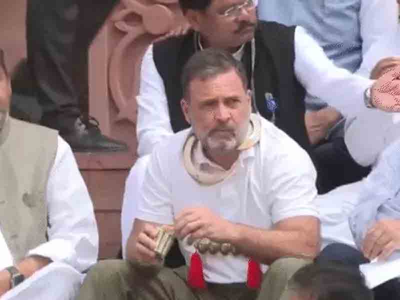 Retired IPS, DGP and military officers wrote a letter to Rahul Gandhi, saying it was against the conduct rules in the Parliament complex.