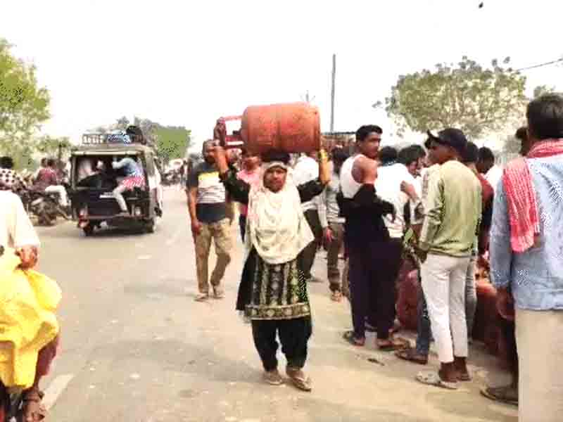 LPG shortage across the country, long queues outside agencies