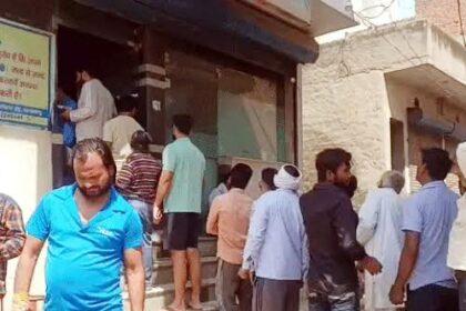 Shortage of cooking gas in Faridabad, queues outside agencies