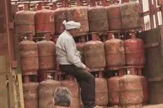Gas shortage: A cylinder that costs ₹900 is now available for ₹1800.