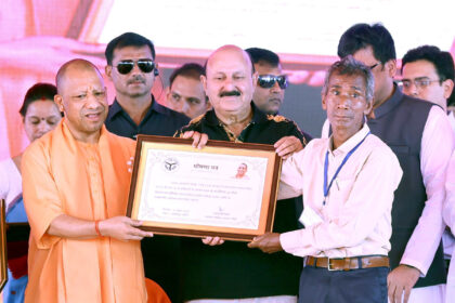 थारू समाज के लोगों पर दर्ज मुकदमे वापस लेगी सरकारः मुख्यमंत्री योगी