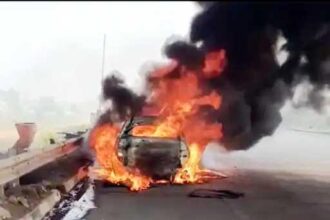 A moving car caught fire, a policeman jumped out to save his life.