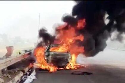 A moving car caught fire, a policeman jumped out to save his life.
